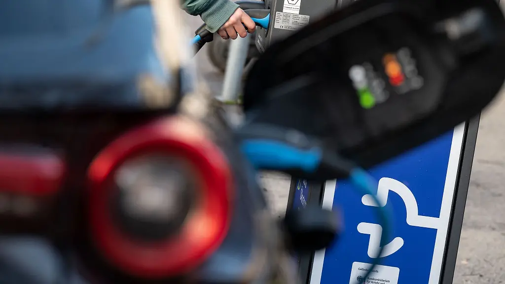 Fuers-Laden-seines-E-Autos-zahlt-man-je-nach-Tarif-unterschiedliche-Preise