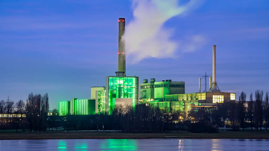 Das-Heizkraftwerk-Lausward-in-Duesseldorf-Gas-und-Dampfturbinenkraftwerk-betrieben-von-den-Stadtwerken-Duesseldorf-und-EnBW-am-Rhein-gruen-beleuchtetes-Stadtfenster-der-Kamin-des-Krafwerksblock-Fortuna-das-Kraftwerk-erzeugt-Strom-auch-Bahnstrom-und-Fernwaerme-NRW-Deutschland