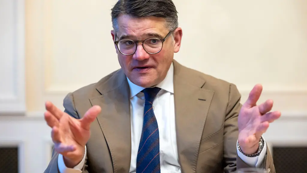 Hessens-Regierungschef-Boris-Rhein-CDU-aeussert-sich-zu-den-Ergebnissen-des-Koalitionsausschusses-in-Berlin