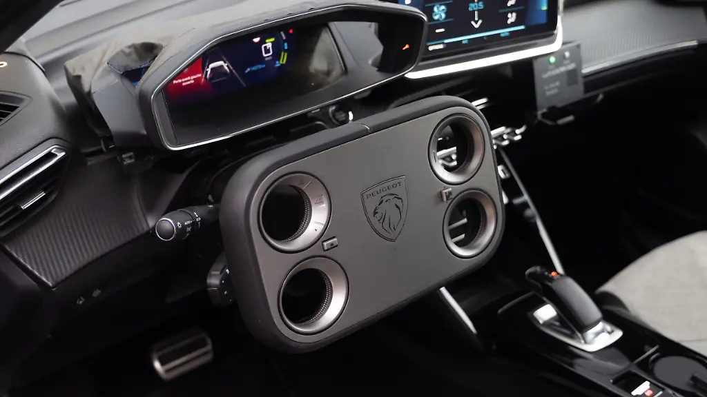 Bei-Peugeot-wird-das-Lenkrad-eckig