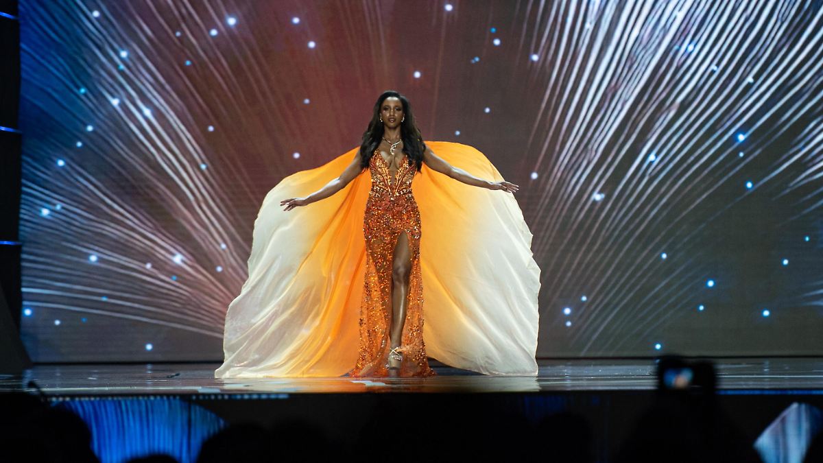 Unfall-im-Halbfinale-Miss-Universe-Kandidatin-erleidet-Hirnblutung-bei-B-hnensturz