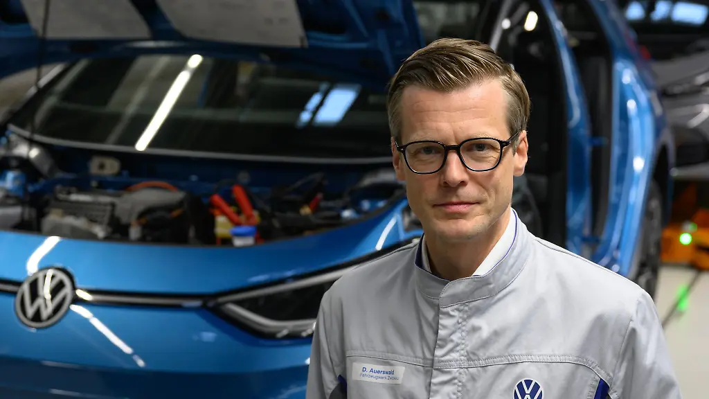 Danny-Auerswald-Vorsitzender-der-Geschaeftsfuehrung-von-Volkswagen-Sachsen-steht-an-einer-Produktionslinie-im-Werk-in-Zwickau