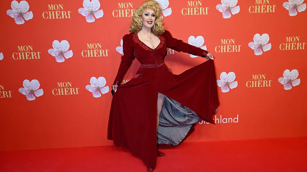 Gloria-Gray-schenkt-dem-Museum-rund-90-Erinnerungsstuecke