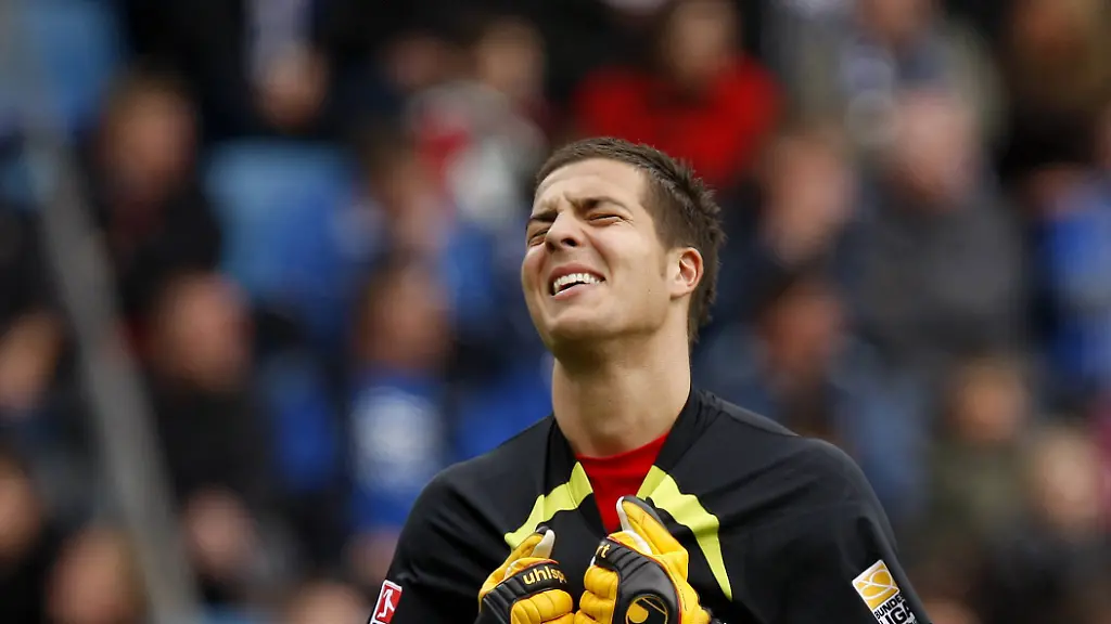 Bildnummer-05879371-Datum-08-05-2010-Copyright-imago-Norbert-Schmidt-1-Fussball-Bundesliga-VFL-Bochum-Hannover-96-0-3-im-Rewirpower-Stadion-in-Bochum-am-08-05-2010-Torwart-Florian-Fromlowitz-Hannover-lies-in-Gedenken-an-Robert-Enke-seinen-Gefuehlen-freien-Lauf-Fussball-Herren-GER-1-BL-2009-2010-Bochum-Aktion-vdig-xkg-2010-hoch-Aufmacher-premiumd-xint-Fussball-Liga-1