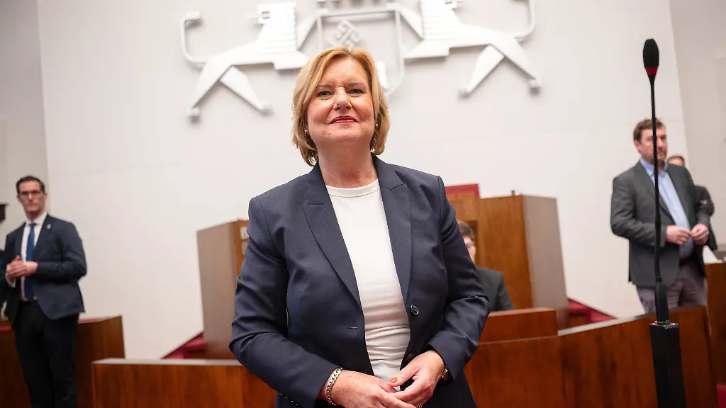 Bremens-neue-Innensenatorin-Eva-Hoegl-M-SPD-bei-ihrer-Wahl-Der-Senat-legte-fest-dass-Hoegl-Senatorin-fuer-Inneres-und-Sport-wird-als-erste-Frau-an-der-Spitze-des-Ressorts-Die-56-Jaehrige-folgt-auf-den-langjaehrigen-Innensenator-Maeurer