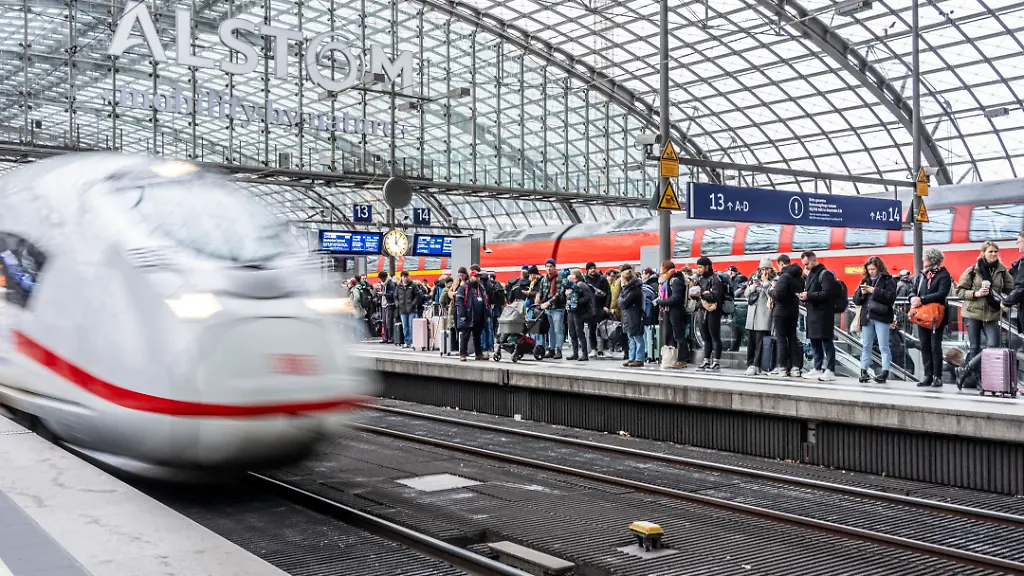 Hauptbahnhof-in-Berlin-Fahrgaeste-am-Bahnsteig-ICE-Zug-faehrt-ein-Deutschland