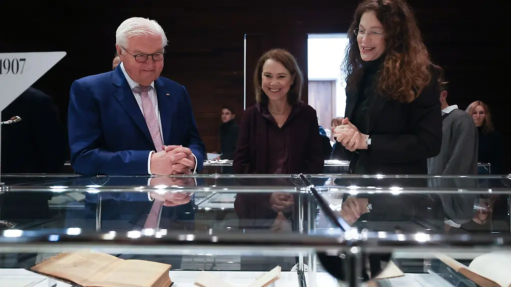 Der-Bundespraesident-zeigt-in-Marbach-am-Neckar-Interesse-an-Rilkes-Werken