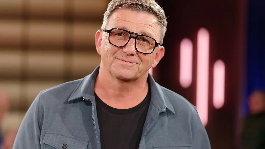 Hans-Sigl-ist-mit-einem-ironisch-heiteren-Weihnachtsprogramm-auf-Tournee