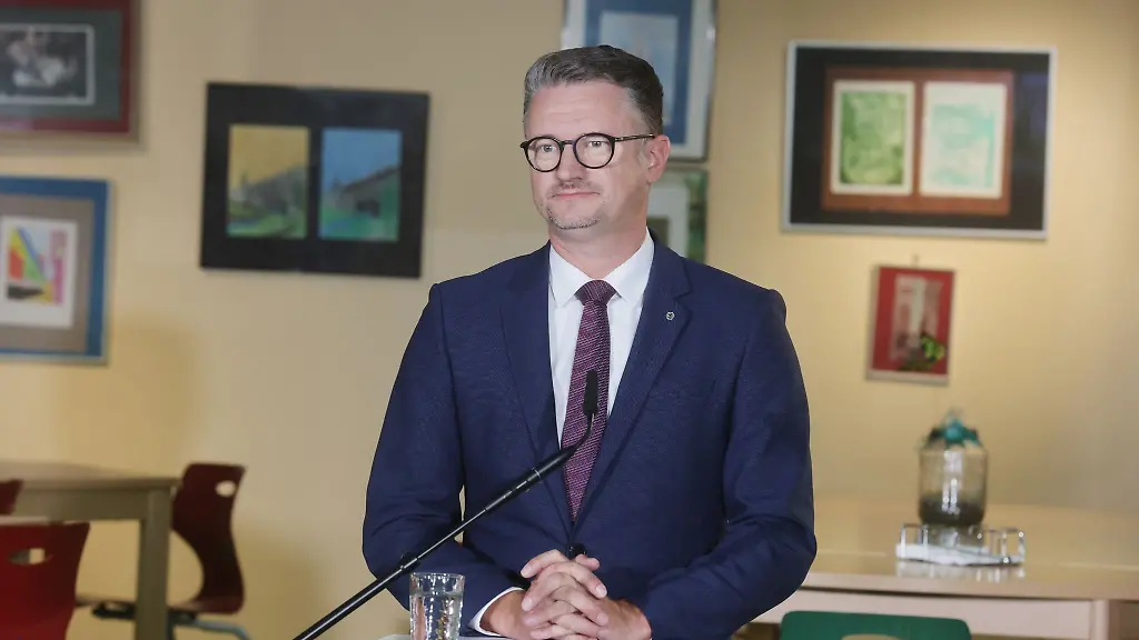 Bildungsminister-Tischner-zeigte-sich-mit-Blick-auf-aktuelle-Justizfaelle-in-denen-es-um-Missbrauch-durch-Lehrer-an-Schuelerinnen-geht-erschuettert