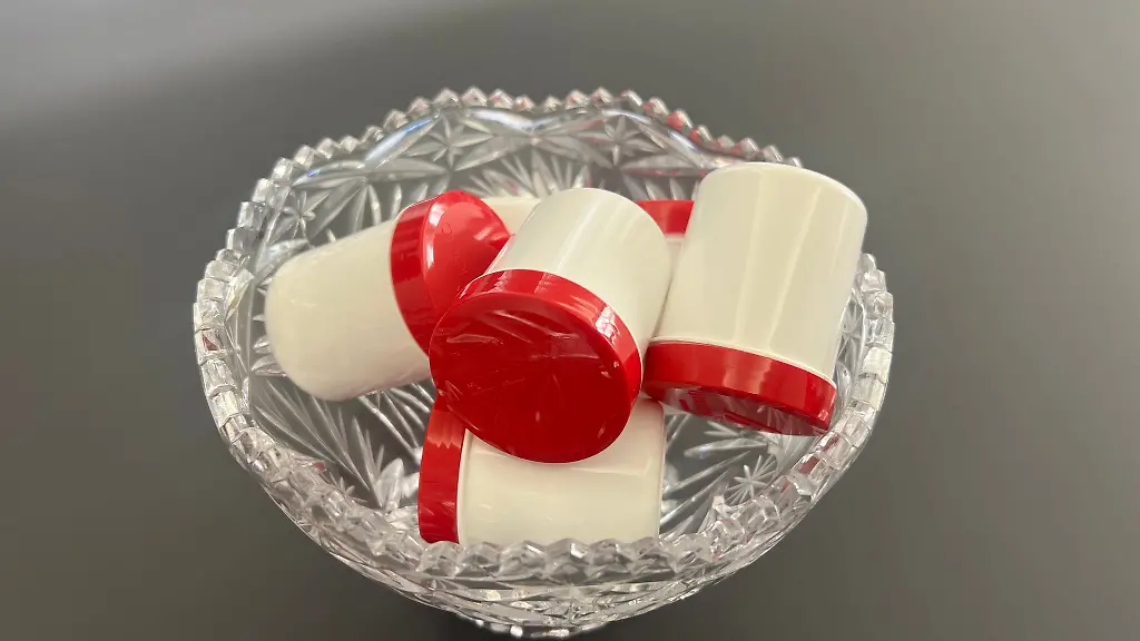 Donnerstags-treffen-sich-die-parlamentarischen-Geschaeftsfuehrer-der-Fraktionen-um-die-Tagesordnung-vorzubereiten-Dazu-nutzen-sie-auch-diese-Kristallschuessel