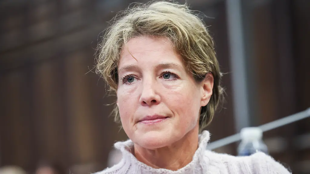 Christina-Block-deutsche-Gastronomin-und-Unternehmerin-sitzt-zu-Beginn-eines-weiteren-Verhandlungstags-im-Prozess-wegen-mutmasslicher-Kindesentfuehrung-im-Gerichtssaal-im-Landgericht-Hamburg-In-einer-Nacht-und-Nebel-Aktion-wurden-in-der-Silvesternacht-2023-24-zwei-Kinder-der-Gastronomie-Unternehmerin-C-Block-von-Daenemark-nach-Deutschland-gebracht-Wegen-der-mutmasslichen-Entfuehrung-findet-am-Landgericht-Hamburg-der-Prozess-statt-unter-anderem-gegen-Block