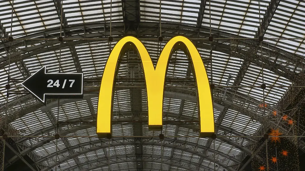Mc-Donalds-Logo-Hauptbahnhof-Leipzig-Sachsen-Deutschland