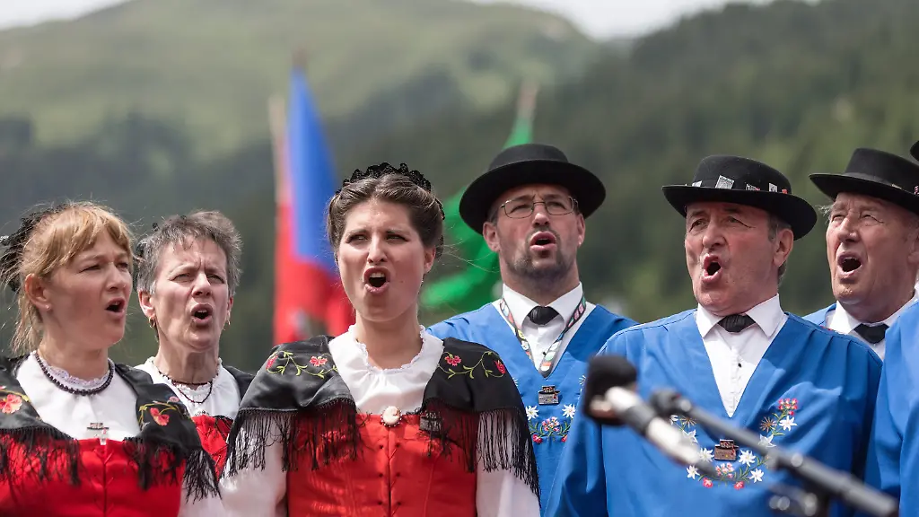 ARCHIV-04-07-2014-Schweiz-Davos-Die-Schweizer-Jodel-Gruppe-Silvretta-Klosters-tritt-beim-Eidgenoessischen-Jodlerfest-auf