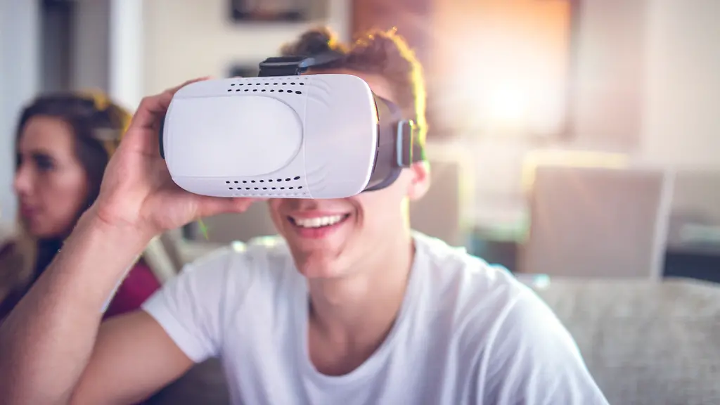 Durch-eine-VR-Brille-koennen-Nutzer-in-virtuelle-Realitaeten-abtauchen