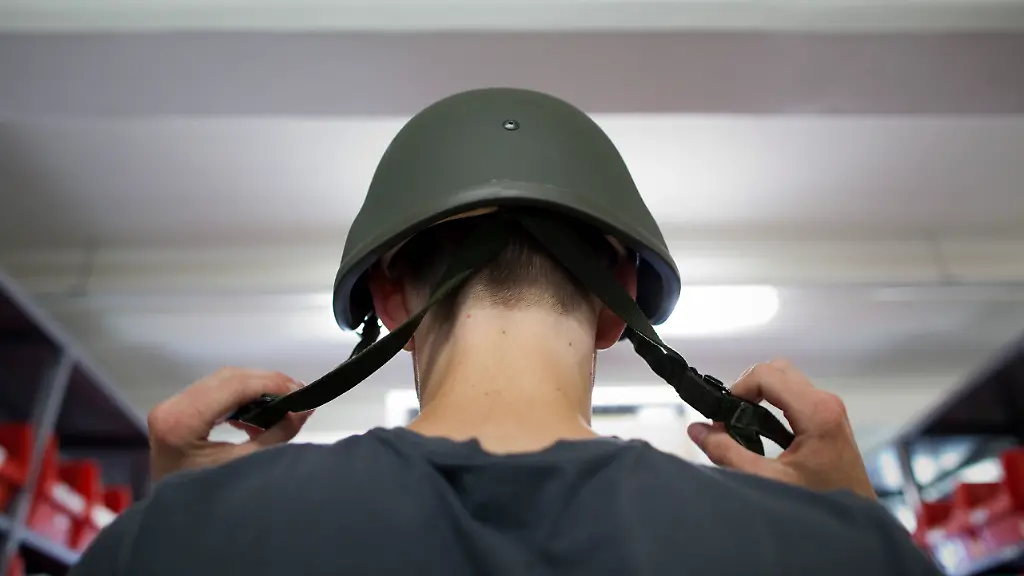 Ein-Wehrpflichtiger-probiert-am-ersten-Tag-seines-Wehrdienstes-seinen-Helm-auf-Droegeheide-Kaserne-in-Torgelow-Torgelow-Deutschland-05-07-2010