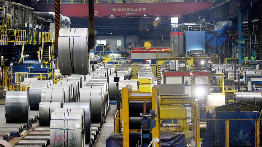 Coils-werden-bei-Thyssenkrupp-von-einem-Kran-zur-Weiterverarbeitung-zu-CO2-reduziertem-Spezialstahl-fuer-Trafos-transportiert-Deutschlands-groesster-Stahlerzeuger-verkauft-jetzt-auch-Spezialbleche-fuer-die-Energiewirtschaft-bei-deren-Herstellung-insgesamt-rund-50-Prozent-weniger-Kohlendioxid-entsteht-als-bei-herkoemmlicher-Produktion