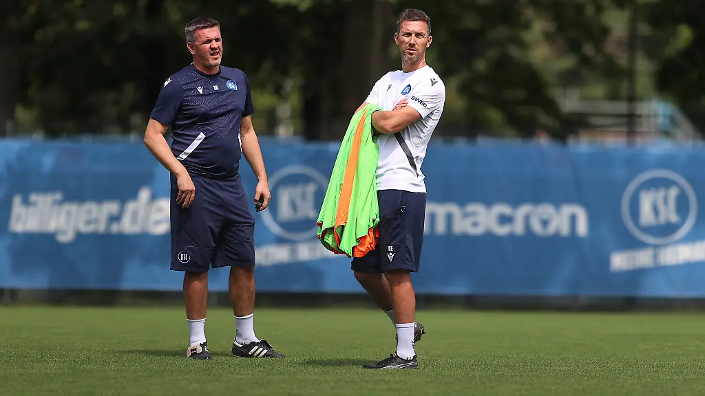 Christian-Eichner-Karlsruher-SC-Chef-Trainer-und-Zlatan-Bajramovic-Karlsruher-SC-Co-Trainer-beim-Austausch-im-Training-Karlsruher-SC-Fussball-2-Bundesliga-Training-2025-2026-21-08-2025-DFL-REGULATIONS-PROHIBIT-ANY-USE-OF-PHOTOGRAPHS-AS-IMAGE-SEQUENCES-AND-OR-QUASI-VIDEO-Karlsruher-SC-Fussball-2-Bundesliga-Training-2025-2026-21-08