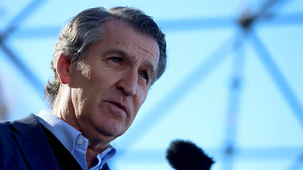 Madrid-Spain-November-30-2025-Alberto-Nunez-Feijoo-The-People-s-Party-held-a-massive-rally-at-the-Temple-of-Debod-A-smaller-venue-than-those-used-for-other-demonstrations-the-party-accused-President-Pedro-Sanchez-and-his-Spanish-Socialist-Workers-Party-PSOE-of-corruption-and-demanded-he-call-elections-Speakers-included-Isabel-Diaz-Ayuso-President-of-the-Community-of-Madrid-Jose-Luis-Martinez-Almeida-Mayor-of-Madrid-and-Alberto-Nunez-Feijoo-leader-of-the-People-s-Party-in-Spain-Former-presidents-Mariano-Rajoy-ousted-from-office-by-a-vote-of-no-confidence-and-Jose-Maria-Aznar-the-president-whose-administration-led-Spain-into-the-Gulf-War-and-which-resulted-in-the-Atocha-train-station-bombing-that-killed-192-people-were-also-in-attendance