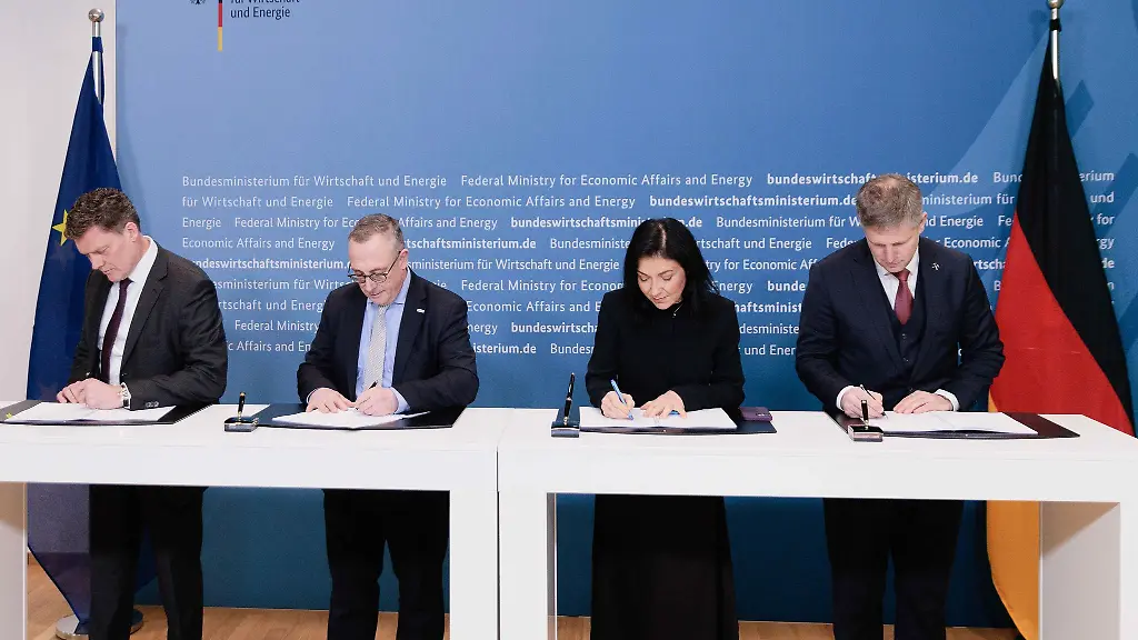 Ministerin-Reiche-und-Leag-Vertreter-unterzeichnen-die-oeffentlich-rechtlichen-Vertraege-zum-vorzeitigen-Ausstieg-aus-der-Braunkohleverstromung