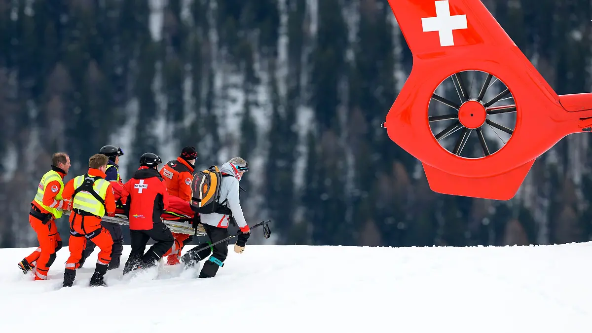 Michelle-Gisin-wird-nach-ihrem-Sturz-in-St-Moritz-zum-Rettungshubschrauber-gebracht