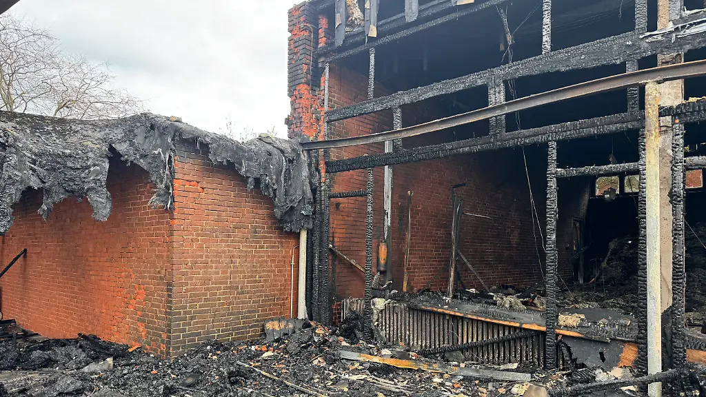 Ein-Grossbrand-hat-Teile-einer-Grundschule-in-Hannover-zerstoert-Die-Loescharbeiten-dauerten-rund-18-Stunden