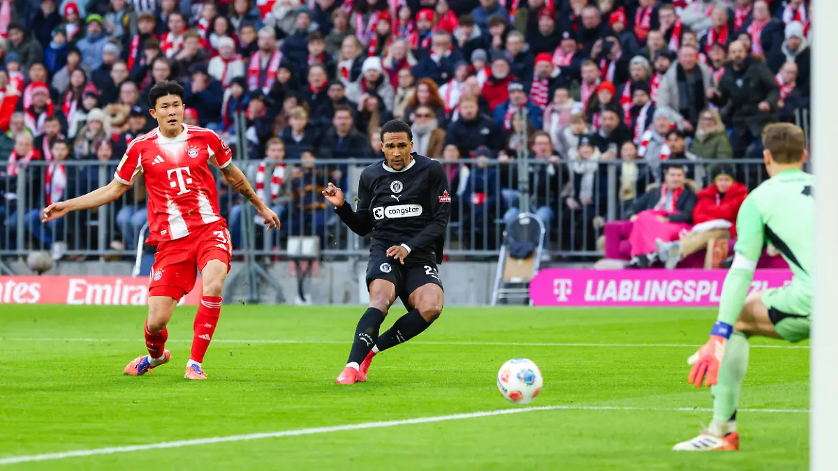 Andreas-Hountondji-27-FC-St-Pauli-und-Min-jae-Kim-3-FC-Bayern-Muenchen-Tor-zum-0-1-beim-Spiel-zwischen-FC-Bayern-Muenchen-v-FC-St-Pauli-Fussball-Herren-Bundesliga-2025-2026-12-Spieltag-am-29-11-2025-in-Muenchen-Allianz-Arena-DFL-and-DFB-regulations-prohibit-any-use-of-photographs-as-image-sequences-and-or-quasi-video