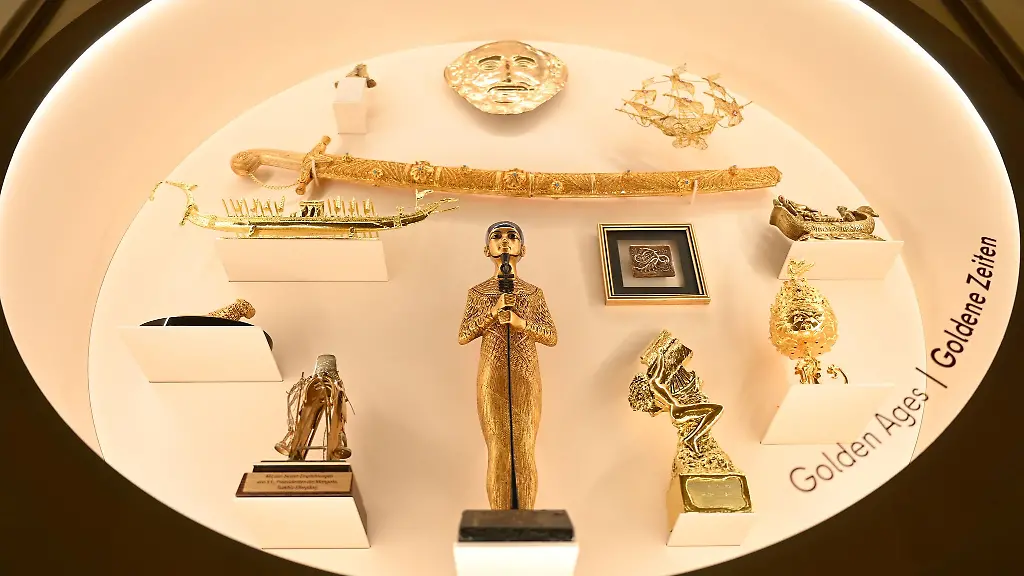 Eine-Vitrine-der-Ausstellung-enthaelt-Goldgeschenke