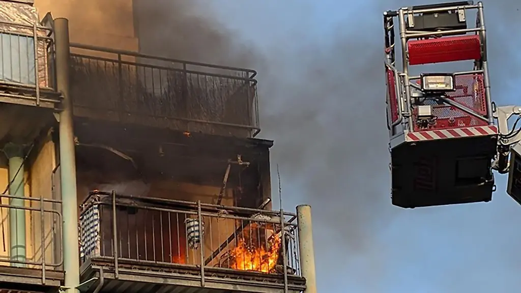Die-Feuerwehr-Dresden-loescht-einen-Brand-im-vierten-Stock-eines-Wohnhauses-in-der-Stauffenbergallee