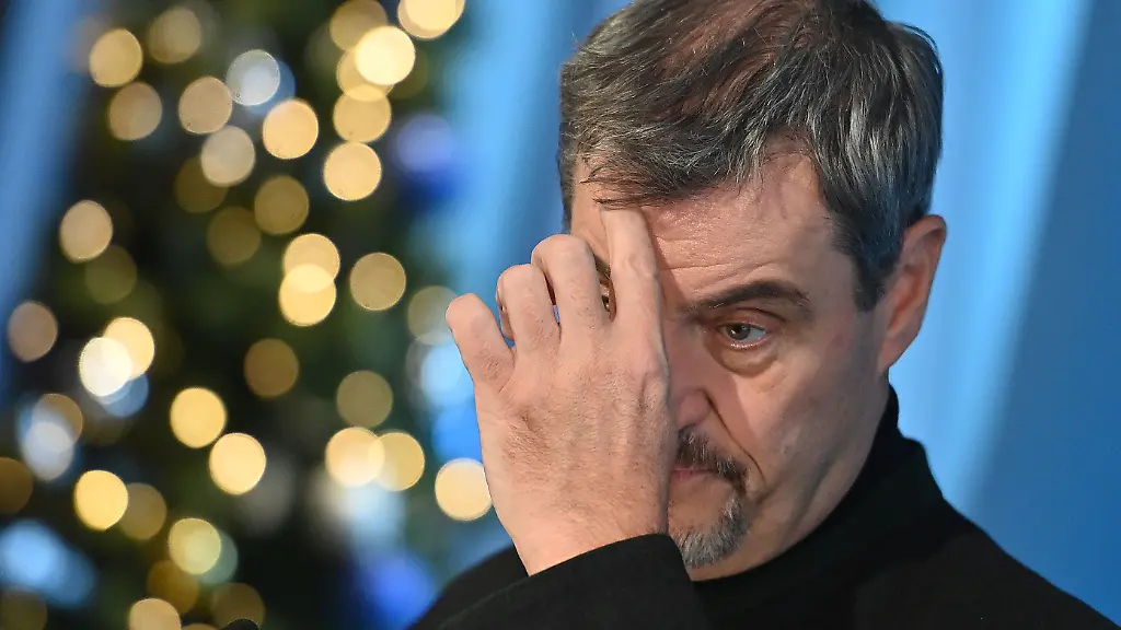 Markus-SOEDER-Ministerpraesident-Bayern-und-CSU-Vorsitzender-skeptisch-Einzelbild-angeschnittenes-Einzelmotiv-Portrait-Portraet-Pressekonferenz-im-Anschluss-an-die-Vorstandssitzung-des-CSU-Praesidiums-in-der-CSU-Landesleitung-in-Muenchen-am-08-12