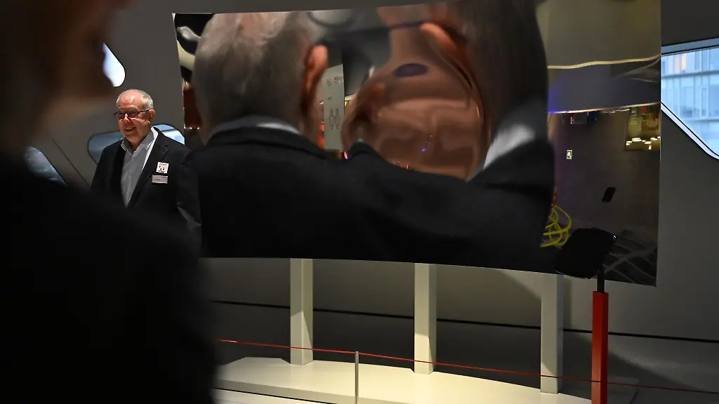 Michel-Junge-Geschaeftsfuehrer-und-Direktor-des-Phaeno-zeigt-in-dem-Wissenschaftsmuseum-nach-dem-Umbau-unter-anderem-rund-200-ueberarbeitete-Exponate