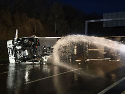 Nordrhein-Westfalen: Elektro-Lkw brennt - stundenlange Sperrung der A46