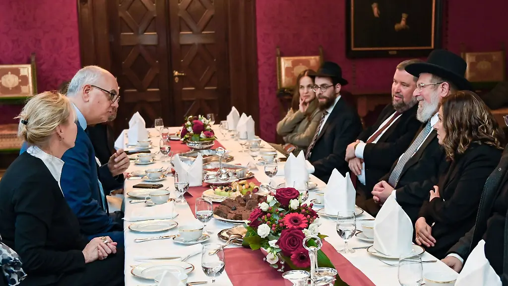 Bremens-Buergermeister-Andreas-Bovenschulte-links-SPD-im-Gespraech-mit-dem-Oberrabbiner-des-Staates-Israel-Kalman-Meir-Ber-rechts