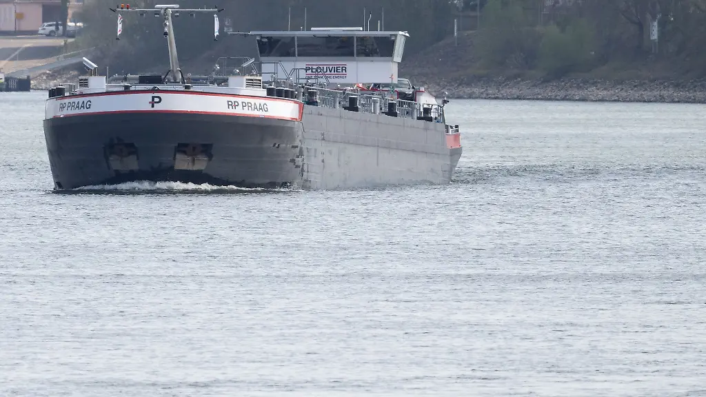 Ein-festgefahrenes-Schiff-auf-dem-Rhein-konnte-nun-weiterfahren