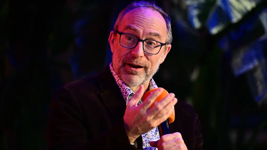 Jimmy-Wales-Mitgruender-von-Wikipedia-spricht-waehrend-der-Vorstellung-seines-Buchs-Trust-Die-7-Regeln-des-Vertrauens-oder-wie-man-Dinge-von-Dauer-schafft-im-Studio-14-die-rbb-Dachlounge
