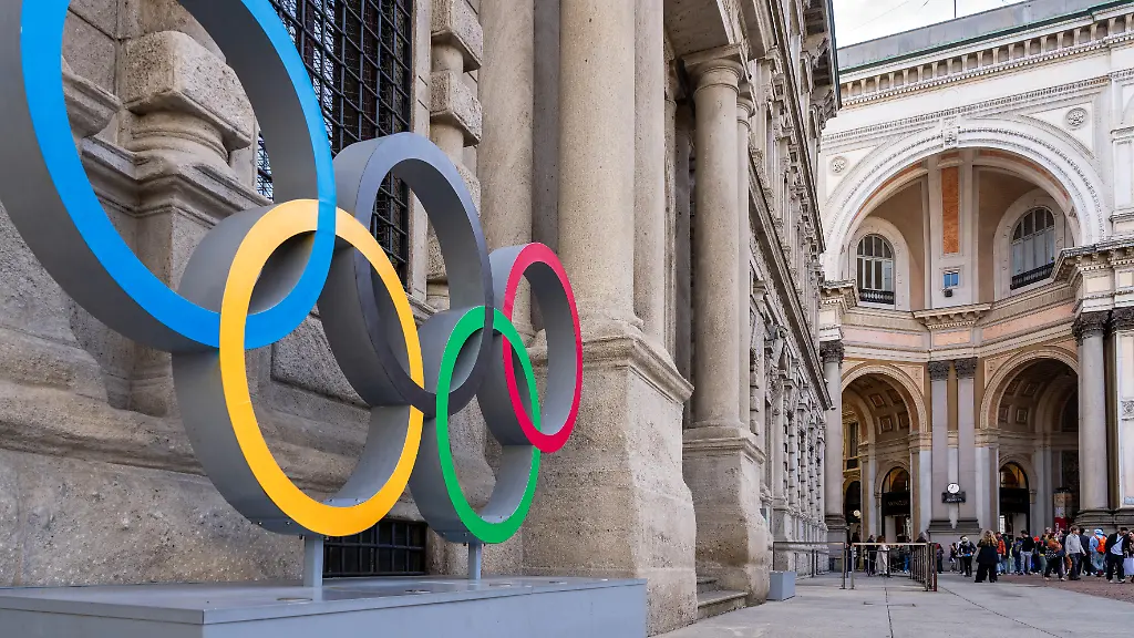 Italien-Olympische-Ringe-vor-dem-Mailaender-Rathaus-zu-den-Winterspielen-2026-die-in-Mailand-und-Cortina-dAmpezzo-stattfinden