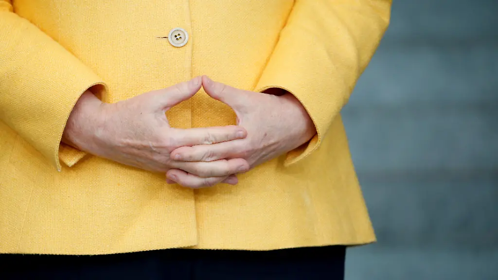 Bundeskanzlerin-Angela-Merkel-CDU-faltet-die-Haende-beim-G20-Compact-with-Africa-CwA-Treffen