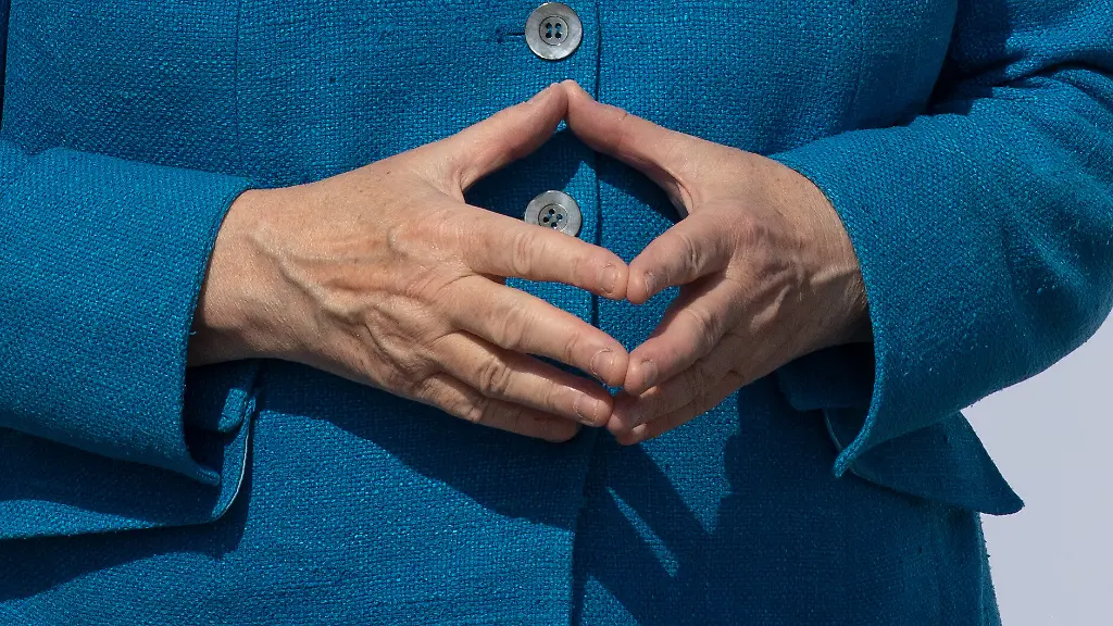 Bundeskanzlerin-Angela-Merkel-CDU-bildet-waehrend-eines-Fototermins-zu-einem-Rundgang-bei-der-Firma-Medice-Arzneimittel-Puetter-mit-den-Haenden-eine-Raute