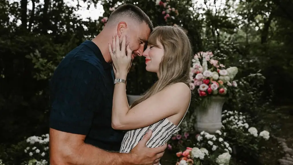 August-26-2025-Kansas-City-Missouri-USA-American-Grammy-winning-singer-songwriter-actress-and-billionaire-TAYLOR-ALISON-SWIFT-35-looking-into-eyes-of-her-fiance-TRAVIS-MICHAEL-KELCE-35-They-announced-their-engagement-on-Instagram-Tuesday-sharing-photos-of-their-garden-proposal-at-flower-adorned-gazebo-at-Kelce-s-home-in-Missouri-Your-English-teacher-and-your-gym-teacher-are-getting-married-the-pair-wrote-on-their-social-media-post-Kelce-is-an-American-professional-football-player-who-is-a-tight-end-for-the-NFL-s-Kansas-City-Chiefs-of-the-National-Football-League-Selected-by-the-Chiefs-in-the-third-round-of-the-2013-NFL-draft-and-later-won-Super-Bowls-LIV-LVII-and-LVIII-with-the-team