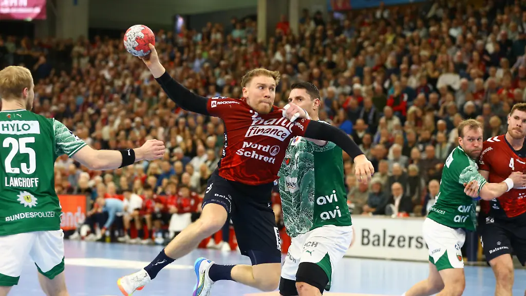 Handball-Bundesliga-SG-Flensburg-Handewitt-Fuechse-Berlin-16-Spieltag-GP-JOULE-Arena-Simon-Pytlick-SG-Flensburg-Handewitt-Mitte-links-im-Zweikampf-mit-Mijajlo-Marsenic-Fuechse-Berlin