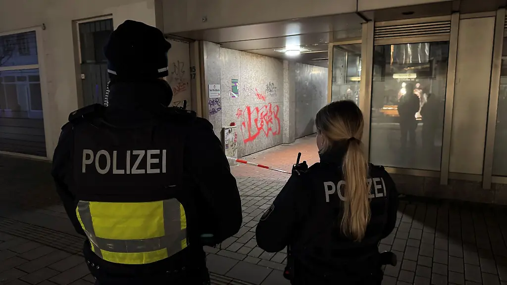 Polizisten-stehen-an-einem-Flatterband-in-Herford-wo-ein-16-Jaehriger-bei-einem-Messerangriff-lebensgefaehrlich-verletzt-wurde