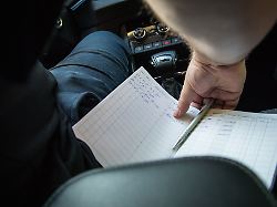 Urteil aus dem Verkehrsrecht  : Fahrtenbuchauflage trotz falscher Anschrift rechtens?