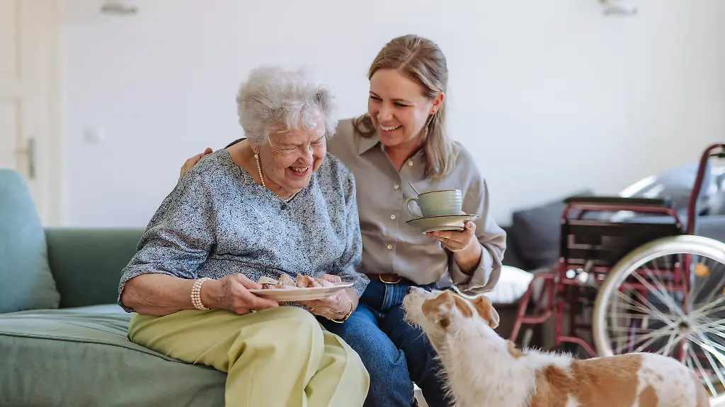 Selbstfuersorge-nuetzt-doppelt-Wer-als-pflegender-Angehoeriger-gut-auf-sich-selbst-aufpasst-hat-Energie-um-fuer-die-pflegebeduerftige-Person-da-zu-sein