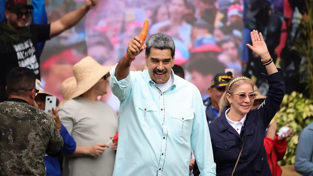 Der-venezolanische-Praesident-Nicolas-Maduro-M-laesst-sich-an-dem-Tag-an-dem-die-venezolanische-Oppositionsfuehrerin-Machado-mit-dem-Friedensnobelpreis-geehrt-wurde-von-Teilnehmern-einer-Kundgebung-zum-Jahrestag-einer-Schlacht-feiern