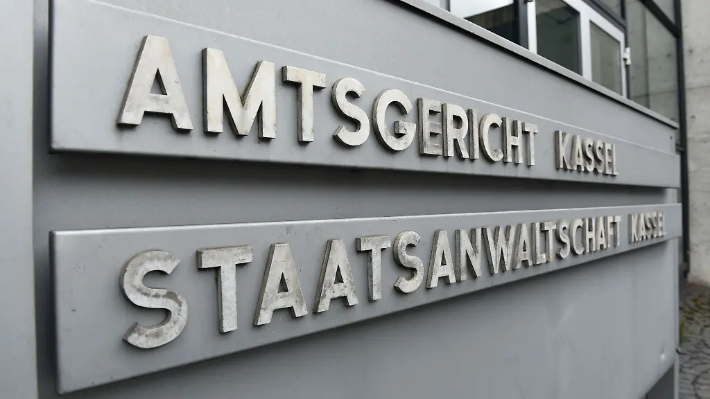 Die-Polizisten-sollen-einen-Mann-waehrend-eines-Einsatzes-Ende-September-2022-vorschriftswidrig-im-Streifenwagen-transportiert-haben