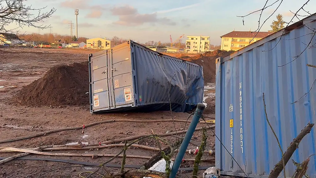 Von-der-Wucht-der-Explosion-wurden-die-staehlernen-Container-verbeult