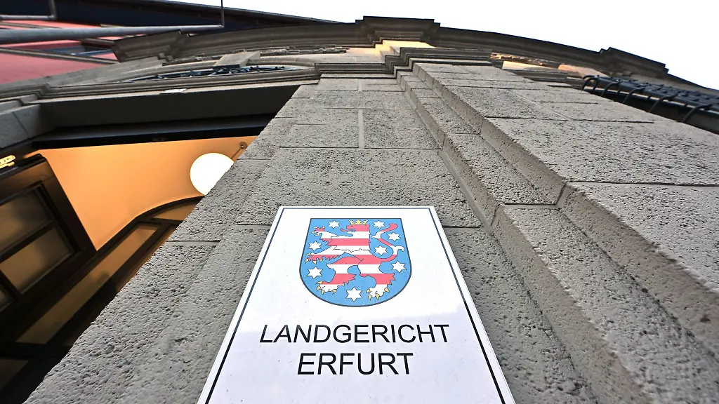 Eine-Frau-und-ein-Mann-sind-am-Landgericht-Erfurt-angeklagt-weil-sie-eine-junge-Frau-nackt-in-eine-Holzkiste-gesperrt-haben-sollen