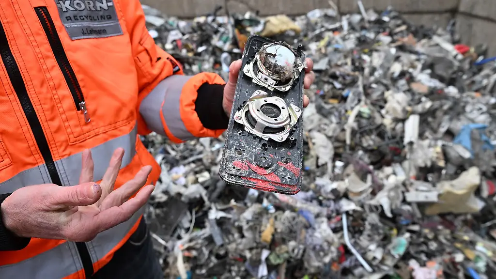 In-Akkus-stecken-wertvolle-Metalle-und-seltene-Erden-die-spaeter-als-Sekundaerrohstoffe-zurueckgewonnen-werden-koennen