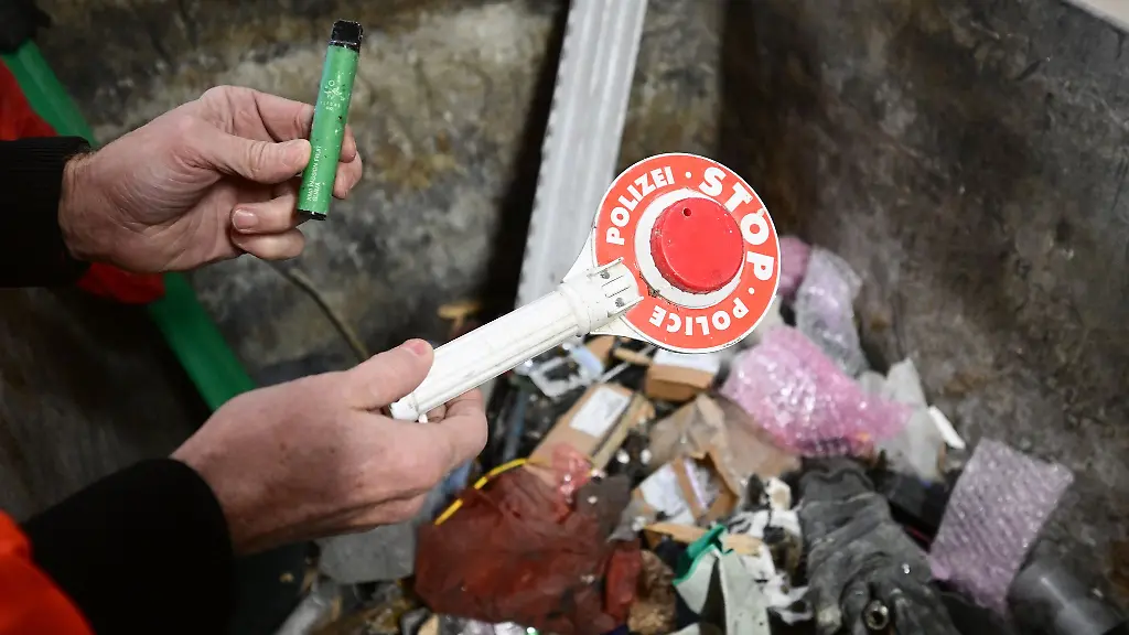 Der-private-Entsorger-Korn-aus-Albstadt-setzt-auf-eine-neue-Technologie-und-entfernt-einen-Grossteil-der-fehlplatzierten-Akkus-und-Batterien-mit-Roentgentechnik-Kuenstlicher-Intelligenz-und-Druckluft-direkt-vom-Sortierband