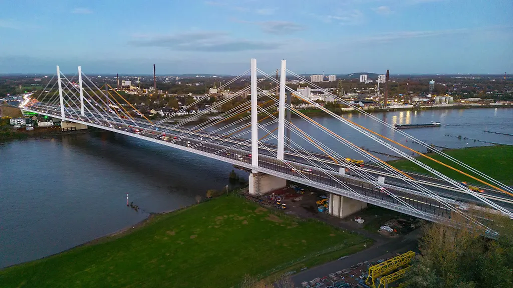 Wegen-Arbeiten-an-der-Duisburger-Rheinbruecke-wird-ueber-das-Wochenende-die-A40-gesperrt