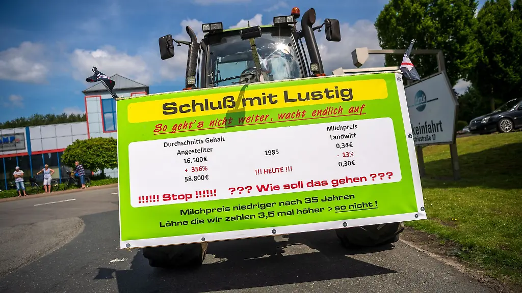 Die-Erloese-der-Milchviehhalter-sind-derzeit-im-Keller-gleichzeitig-locken-die-Lebensmittelhaendler-mit-extrem-niedrigen-Preisen-Kunden-an-kommt-es-wieder-zu-Bauernprotesten-wie-vor-einigen-Jahren-Archivbild